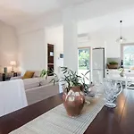 Olive Three-bedroom By Konnect カト・コラキアナ